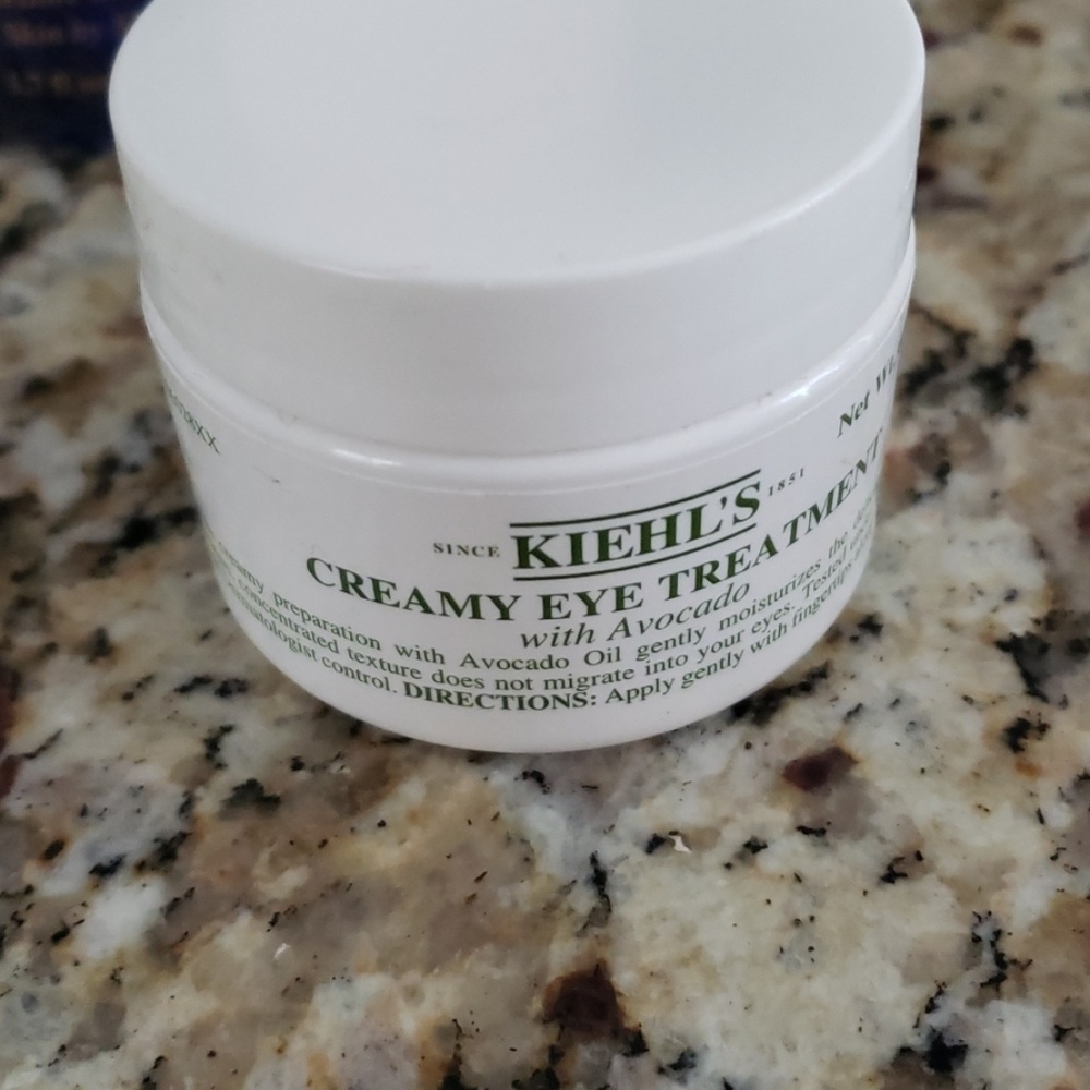 Creamy avocado eye treatment